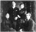 Желиховская ВВ с мужем, его матерью и братом.jpg